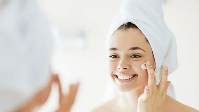 Hình ảnh mẹ bỉm sữa với làn da sáng khỏe, tươi tắn sau khi sử dụng sữa rửa mặt Hada Labo phù hợp với nhu cầu và loại da